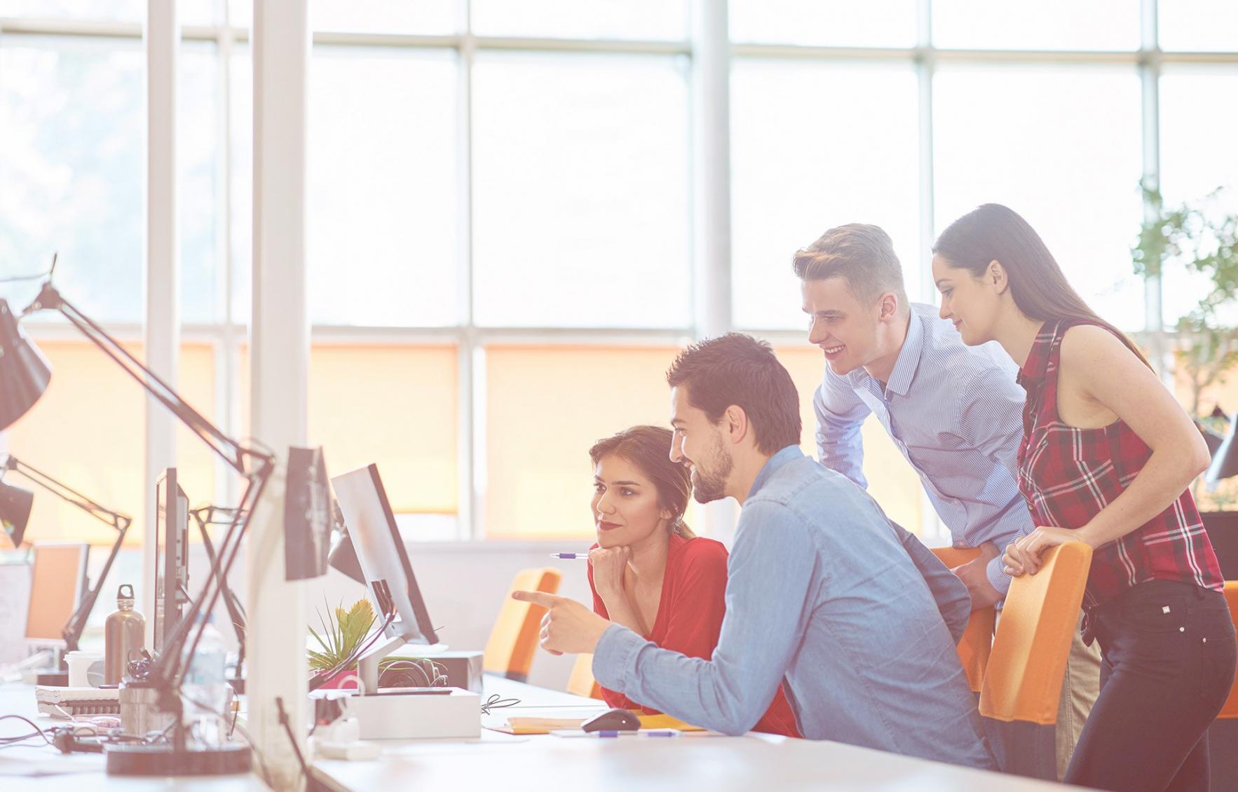 Professionelles SEO-Analytics Arbeitsumfeld mit Dashboard und Datenvisualisierung